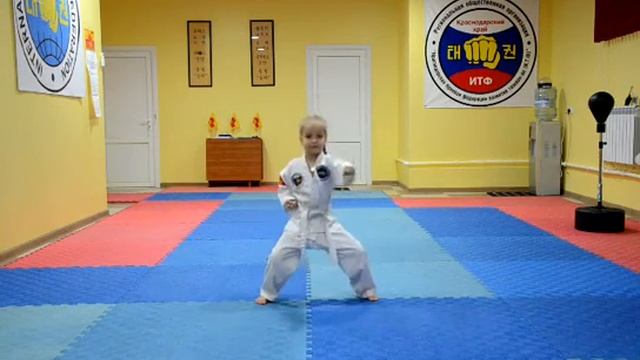 Ключникова Дарья 4 года. Спортсмен клуба тхэквондо "Силла". Базовая техника. смотреть онлайн
