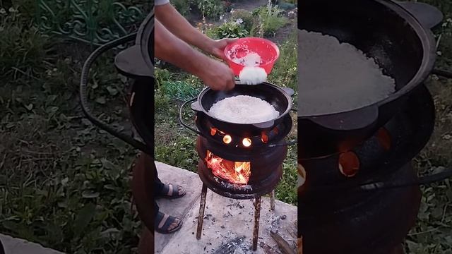 В даче плов готовили, Как правильно узбекский плов готовится. Гайрат повар готовит плов!!! ???? смотреть онлайн
