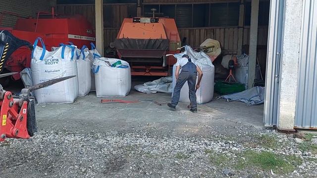 Трактор Мтз-820 Беларус и Джоник на разбрасывании удобрения. смотреть онлайн