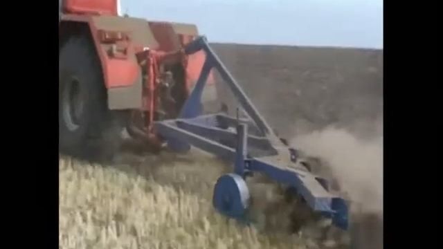 Работа плуга ПСКу-8 на поле смотреть онлайн