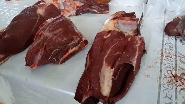 Процесс приготовления колбасы из конины на рынке Алматы смотреть онлайн