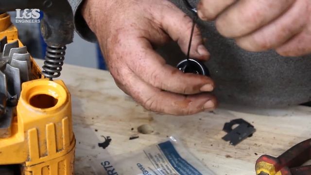 How to Change the Chain Oil on a Mcculloch Mac Cat 338 Chainsaw | L&S Engineers смотреть онлайн
