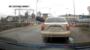 Можно ли проехать жд переезд при закрытом шлагбауме и запрещающем сигнале семафора