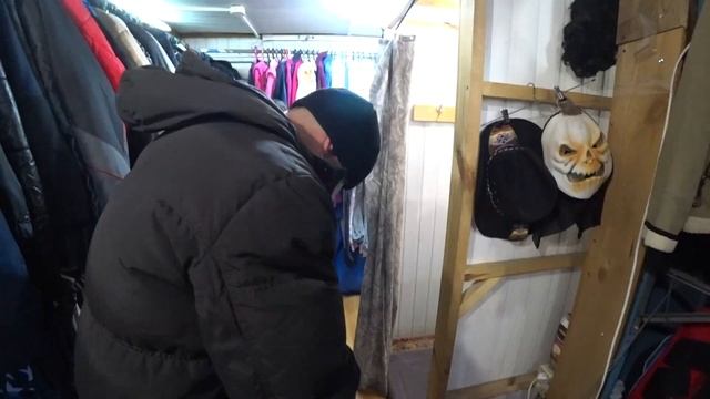 VLOG ПОМОГАЮ РОДИТЕЛЯМ ВЫБРАТЬ ЗИМНИЕ КУРТКИ / КУПИЛ ДЕВУШКЕ ПОДАРОК НА ДЕНЬ РОЖДЕНИЯ смотреть онлайн