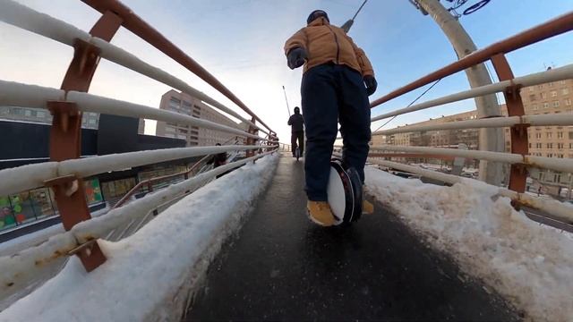 Выкатываем ninebot one s2 зимой при -14°С. Вес райдеров 120 и 65 кг. Съёмка на GoPro Max. смотреть онлайн