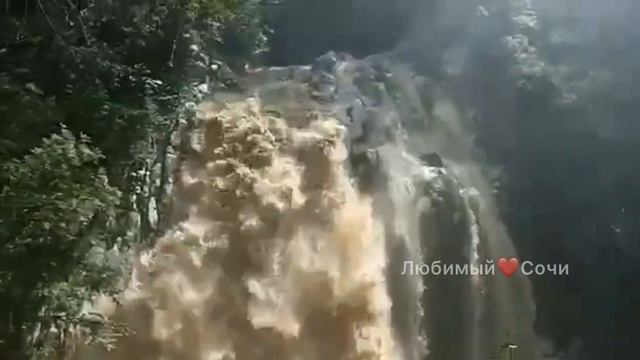 Вот куда надо ходить после ливней в Сочи. Агурские водопады приобрели ядерную мощь смотреть онлайн