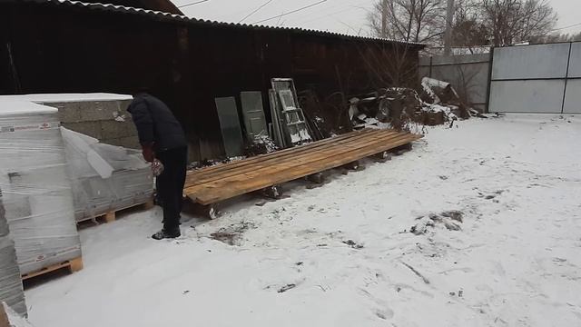 Перекладываю 1800 арболитовых блоков с поддонов на настил. Строительство дома своими руками. смотреть онлайн