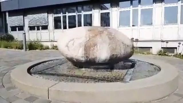 Камень весит над водой