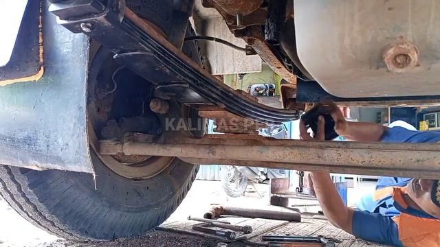 CARA PASANG PER DEPAN HINO DUTRO DOUBEL || PROSES BONGKAR PER || KALIMAS PER смотреть онлайн
