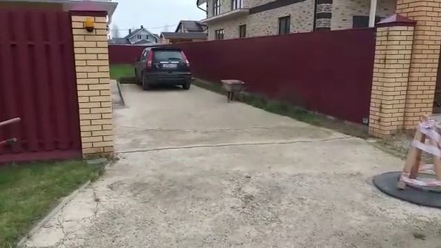 Установка откатных ворот с автоматикой, металлический штакет с двух сторон смотреть онлайн