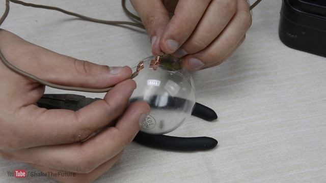I put a Padlock in a Bulb! смотреть онлайн