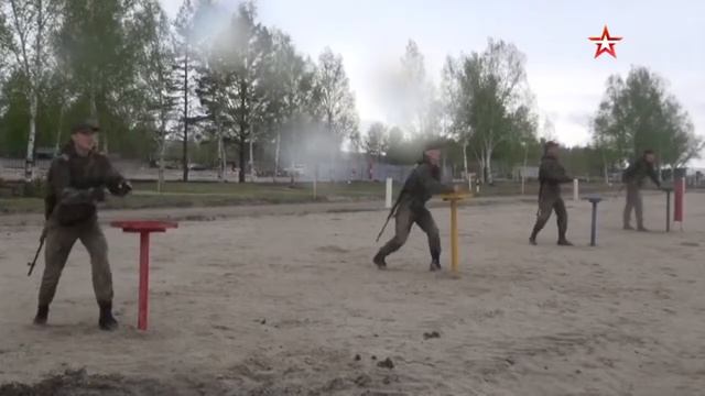 Кадры тренировки снайперов на новой полосе препятствий смотреть онлайн