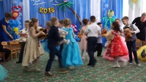 Танец с игрушками.