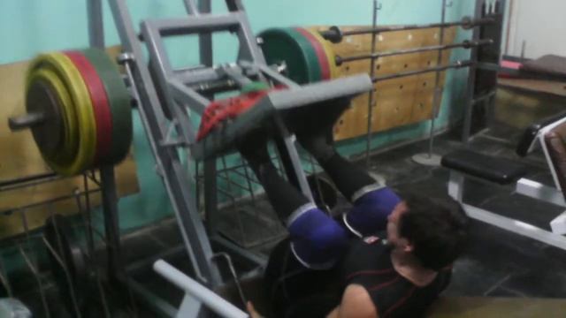Сергей Ромадин Жимм ногами 200кг на 4 раза