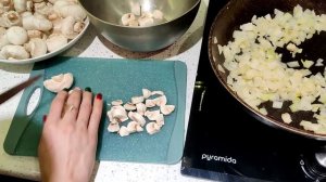 Шампиньоны с луком в сметанном соусе