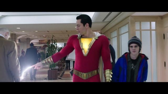 Шазам! - Шазам заряжает мобильники прохожих!