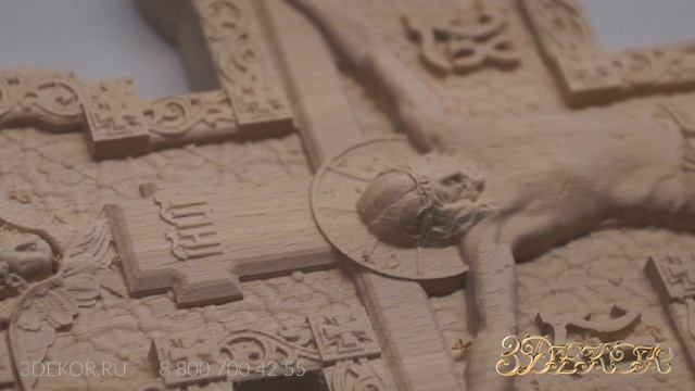 Мастер вручную шлифует распятие из дерева смотреть онлайн