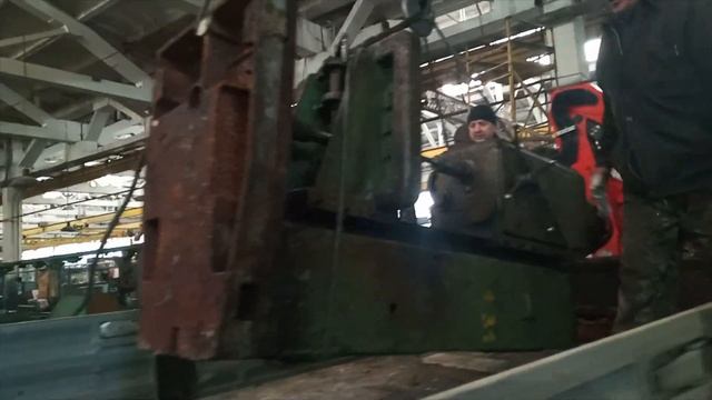 Как загрузить вертикально сверлильный станок 2Н150 (2Н135) кран-балкой смотреть онлайн