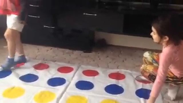 Мы играем в Твистер смотреть онлайн