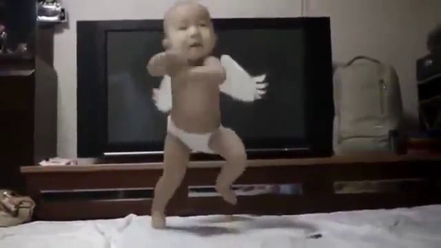 Маленькие дети танцуют Малыш зажигает! смотреть онлайн