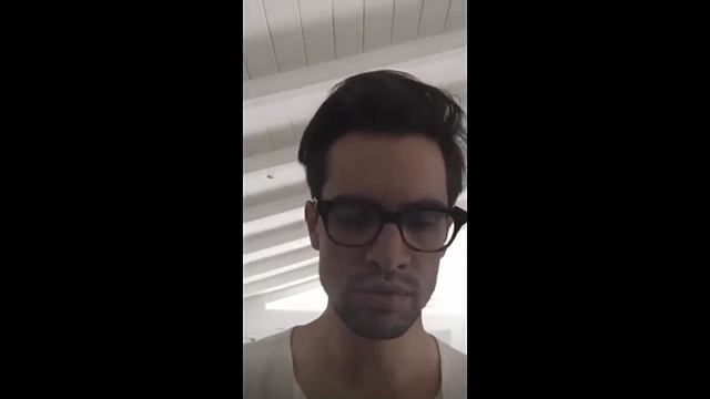 Brendon Urie attempting to sing "Let it go" from Frozen смотреть онлайн
