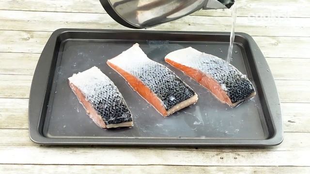 The quick hack to remove the skin from salmon! смотреть онлайн