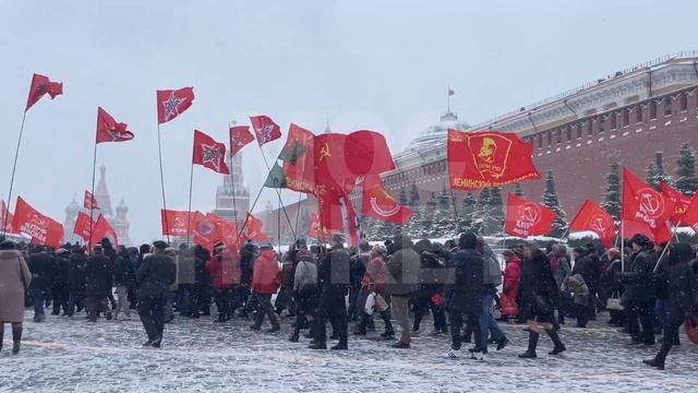 Возложение цветов в честь годовщины со дня смерти Ленина. Современнее Ленина ничего нет смотреть онлайн