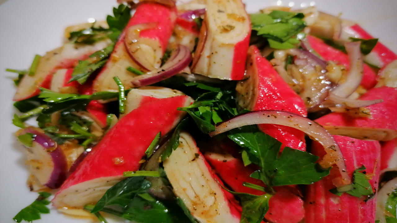 Эта закуска удивляет всех моих гостей. Маринованные крабовые палочки. Просто, красиво и бюджетно.