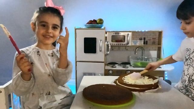 Мы сделали наш первый торт в Лондонe смотреть онлайн