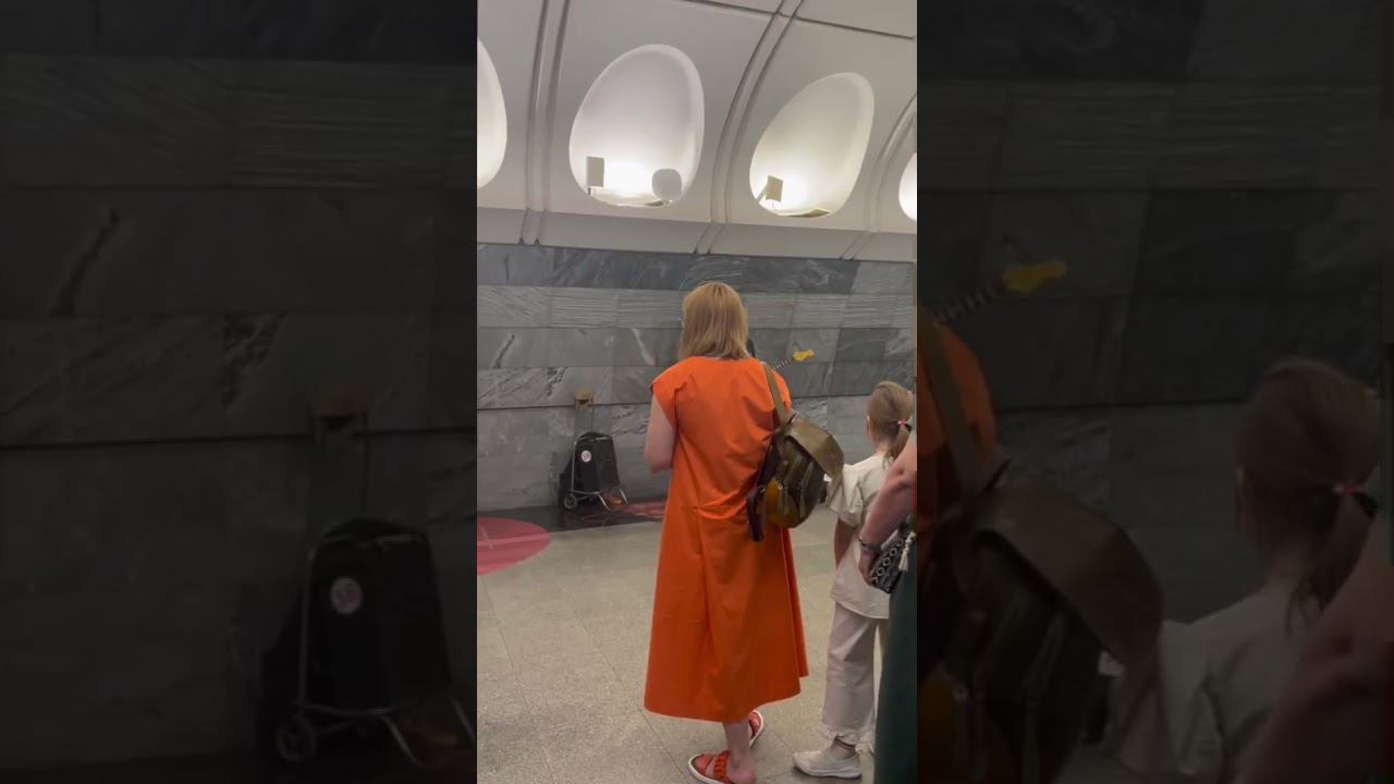 Художник Дмитрий Радюк на станции метро Достоевская в рамках пленэра проекта #ИскусствовМетро смотреть онлайн