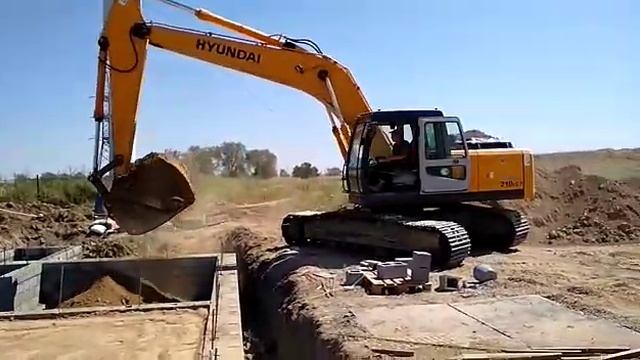 HYUNDAI 210. засыпка фундамента смотреть онлайн