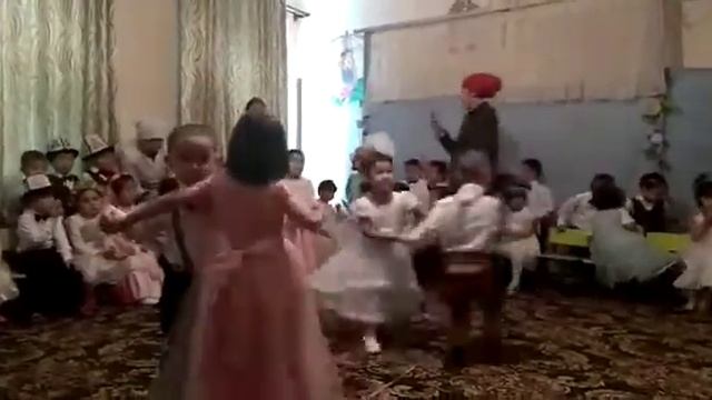 Д/с Жомок Кочкор-Ата танец "А ты меня любишь "мл группа смотреть онлайн