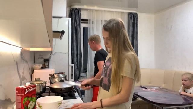 Сажаю картошку одна / Ощущение будто у мужа стоит видеокамера в огороде / Вечерний семейный ужин смотреть онлайн