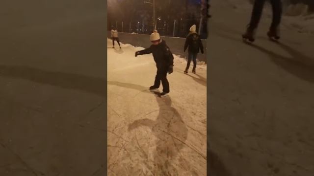 Научился ездить задом на коньках. смотреть онлайн