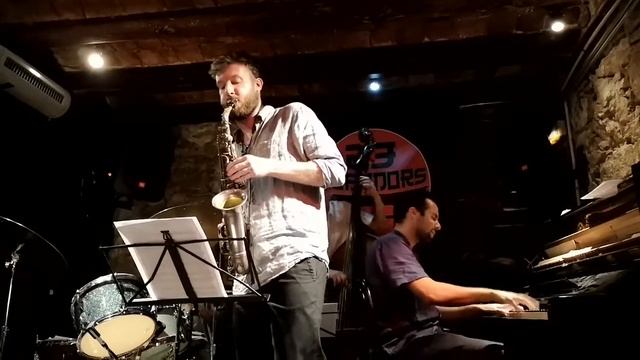 "Quarentena Song 2", Sam Newbould 4tet a 23 Robadors смотреть онлайн