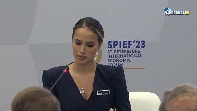 ПМЭФ-2023. Алина Загитова о соревнования между мужчиной и женщиной смотреть онлайн