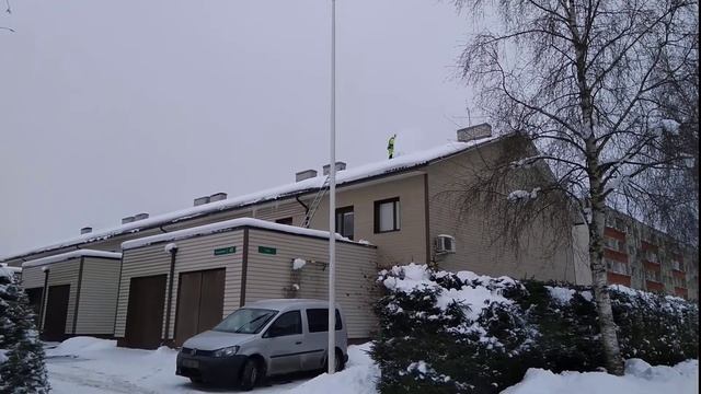 Ikra mogatec Snow removal from the roof 1 смотреть онлайн