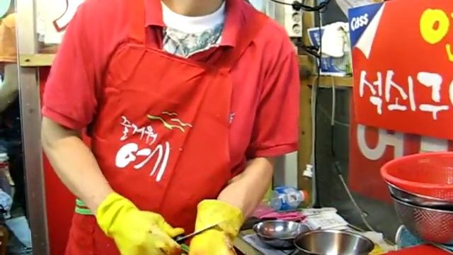 Как чистят морского УГРЯ. Еда в Южной Корее / How to cut sea eel. Food in South Korea смотреть онлайн