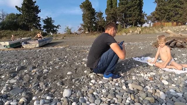Купаемся в грязном море с дровами.03.08.2021.Абхазия.Сухум. смотреть онлайн