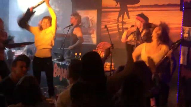 Air guitar rock goddess, Bogan Bingo, The Slug, Fulham смотреть онлайн