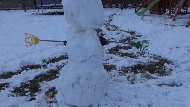 Снежный Челлендж На прогулке Лепим снеговика Катаемся с горки на велокарте смотреть онлайн