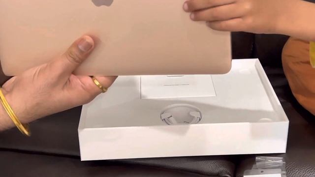 MacBook Air Gold unboxing смотреть онлайн