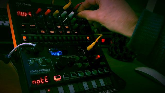 #35 Roland Aira Compact T-8 + Korg Volca Nubass смотреть онлайн