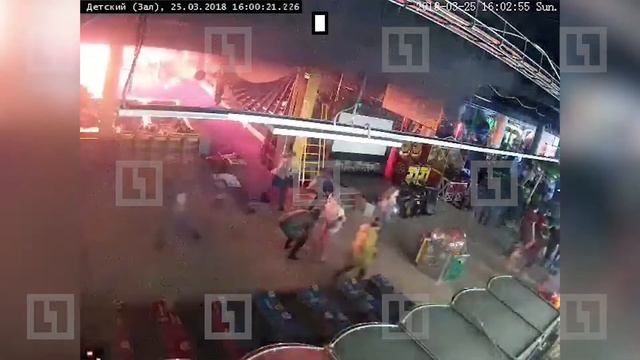 Пожар в ТРЦ Зимняя вишня Кемерово: паника внутри помещения - жуткие кадры смотреть онлайн