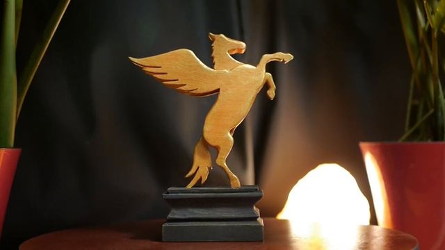 Раскрашенный пегас из лиственницы на постаменте | Pegasus on the pedestal #Scrollsawing смотреть онлайн