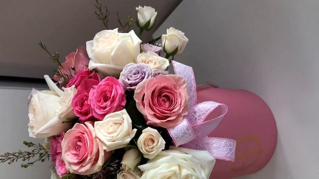 Коробочка с кустовыми и пионовидными розами смотреть онлайн