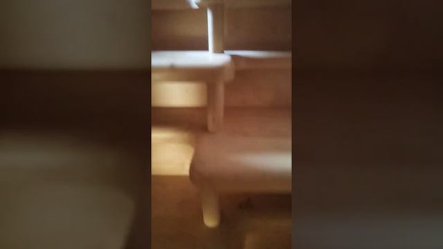 Лестница на второй этаж в небольшом помещении. смотреть онлайн