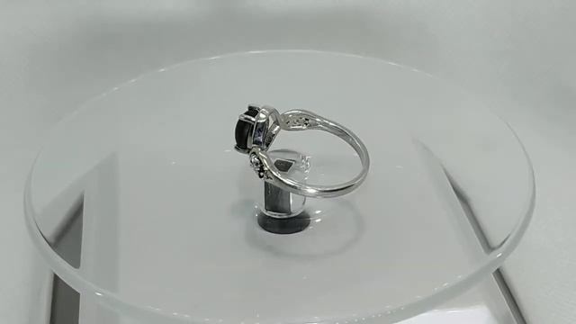 Кольцо с натуральным необлагороженным черным звездчатым сапфиром 1.97 ct Размер 17.5 Серебро 925 смотреть онлайн