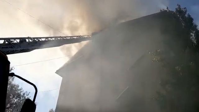 Крыша дома горит в Таразе смотреть онлайн