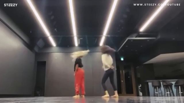Dancers React to BLACKPINK Jennie смотреть онлайн